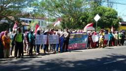 Ratusan Massa Tuntut Pemerintah Hentikan Industrialisasi