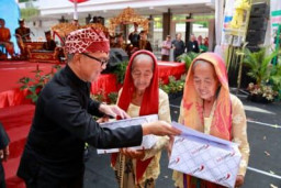 Nenek Usia 73 Tahun, Tanem Tandur Jurai Festival Kembar Banyuwangi.