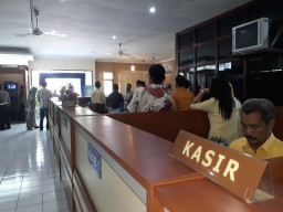 Wajib Pajak Kecele, Pukul 14.00 Kasir Samsat Pasuruan Kota Sudah Tutup.