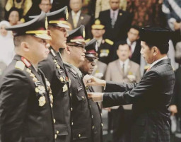 Brigjenpol Teddy Minahasa Putra, Terima Penghargaan Bintang Jasa Dari Presiden