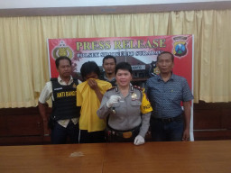 Polsek Simokerto, Tangkap Tangan Pria Bawa Sabu Yang Baru Dibelinya.