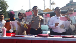 Polres Pelabuhan Tanjung Perak, Amankan 13 Mobil Leasing Yang Akan Dikirim ke Timor Leste.
