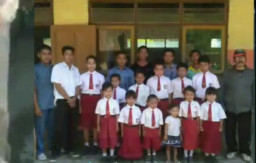 Meski Muridnya Hanya 12 Anak, Guru SDN 3 Wonoboyo Tetap Bersemangat.