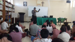 Bhabinkamtibmas Petemon Beri Binluh Pada Siswa Baru SMA St Louis 2.