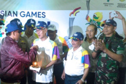 Wakil Bupati Bondowoso, KH. Salwa Arifin Sambut Pembawa Api Asian Games.