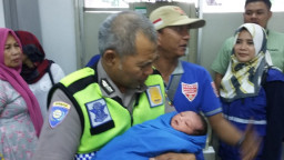 Bayi Dalam Kardus, Ditemukan di Warkop Pasar Loak.