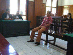 Diduga Gelapkan Uang, Direktur PT. Surabaya Country, di Tuntut 24 Bulan.