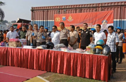 Dengan Keramik Busi, Hitungan Detik Kaca Mobil Pecah, Barangpun Berpindah Tangan.