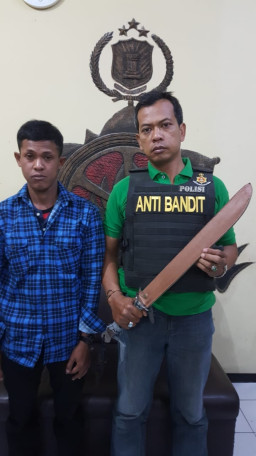 Tak Terima di Ejek, Hendro Acungkan Pedang Pada Temannya.