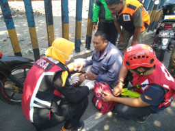 Posko Terpadu 112, Bantu Pria Yang Tabrak Pagar Komutet