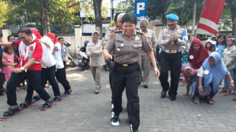 Polsek Simokerto Gelar Lomba Agustusan Untuk Warga.