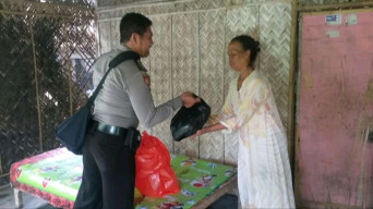 Peduli Sosial, Bripka Mamik Bagikan Sembako Pada Warga.