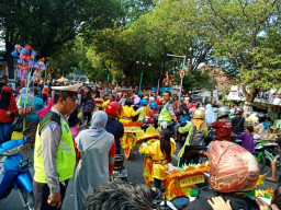 Warga Kota Pasuruan, Antusias Lihat Lomba Sepeda Hias Tingkat SD/MI.