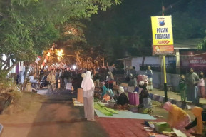Ribuan Warga Gelar Tirakatan, Disepanjang Jalan Raya Pakisan Bondowoso.