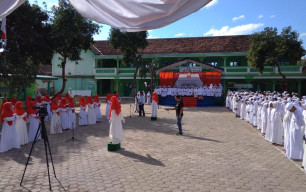 Ponpes Miftahul Ulum Laksanakan Upacara Bendera.