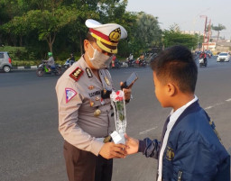 Pelajar Surabaya Beri Bunga Polisi Saat Atur Lalu Lintas, Lalu Berkata Aku Bangga Padamu Pak Polisi