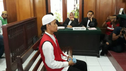 Guru Cabul di Vonis 6 Tahun, Istrinya Menitikan Air Mata.