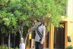 HUT Polwan ke 70, AKP Sugiati Jadi Irup di SMPN 11. 