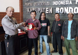 Pilkada Kondusif, Polres Bondowoso Beri Penghargaan Pada Partai Pengusung Paslon. 