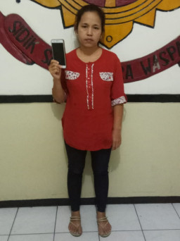 Simpan HP Ketinggalan, Karyawati Bebek Goreng Diciduk.