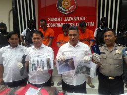 Ditreskrimum Polda Jatim, Bekuk Perampok Nasabah Bank.