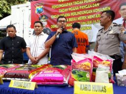 Polda Jatim Ungkap, Pemalsuan 13 Ton Beras Kemasan