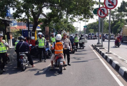 Sekat Suramadu, Satlantas Tanjung Perak Amankan 2 Mobil dan 4 Motor Nopol Palsu.