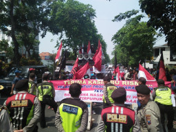 Demo Berhadapan, Pro Kontra Class Action Warga Dolly