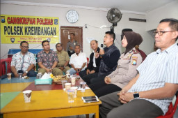 Kapolres Tanjung Perak Cangkrukan Bareng Warga Perak Barat.