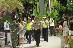 Kapolsek Wonokromo Pantau Wilayah Bersepeda Angin, Lanjut Jalan Kaki Di Taman Bungkul.