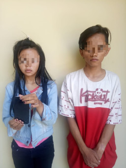 Jatuh Saat Njambret, Sepasang Muda-Mudi Ini Diamankan Polsek Wonocolo.