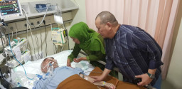 Khofifah Indarparawansa Bersama La Nyalla Jenguk KH. Muhammad Mashum