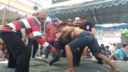 Meriahkan Sedekah Bumi, Desa Sawo Gelar Gulat Okol.