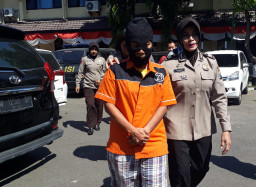 Tega Aniaya Anak Tiri, SN Masuk Bui Polres Tanjung Perak.