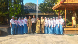 Jadi Pembina Upacara di SMAN 11, Kapolsek Tandes Beri Pengarahan Siswa-Siswi.