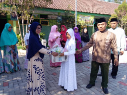 Sambut Tahun Baru Hijriah, Guru dan Siswa-Siswi SDN Bataan 1 Berbagi Sembako.