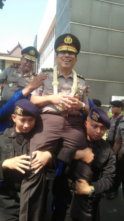 Kapolda Jatim Disertijabkan, Pedang Pora Sambut Kapolda Baru.