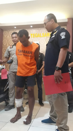 Di Dor Saat Melawan, Penjambret HP Pelajar Ini Tersungkur.