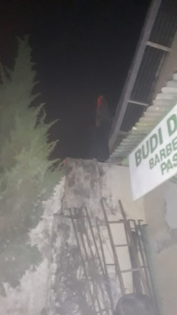 Terkait Kebakaran, Dandim 0819 Naik Atap Bantu Pemadaman.