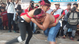 Olah Raga Gulat Di Sedekah Bumi Bungkal.