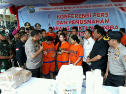3 Wanita 2 Pria Kurir Sabu, Dibekuk Polda Jatim di Semarang.