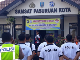 HUT Lantas ke 63 Polresta Pasuran. Kapolres Potong Tumpeng, Wakapolres Potong Kue.