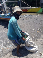 Nelayan Kaligung Dikenal, Pemburu Kerang Hijau di Dasar Laut.