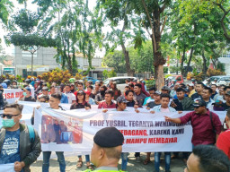 Pedagang Pasar Turi Demo, Tuntut Henry J Gunawan di Hukum Berat.