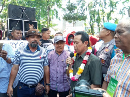 Terkait Vonis Henry, Pedagang Pasar Turi Kalungkan Bunga Pada Hakim
