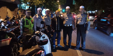 Wakapolsek Beserta Para Kanit Polsek Sawahan, Hadir Awal di Pengajian KH. Anwar Zahit.