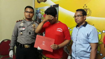 Pengguna Cokot Pengedar, Ivan Adwitiya Tak Berkutik Saat Ditangkap Opsnal Polsek Wonokromo.