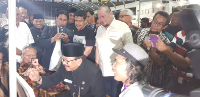 Di Pasar Seni Indonesia, La Nyalla Yakini Gubernur Jatim Yang Baru Akan Peduli Pasar Seni.
