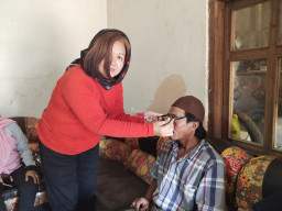 Berbagi Kacamata Pada Warga Terpencil, Linda Indrawati Beri Asa.