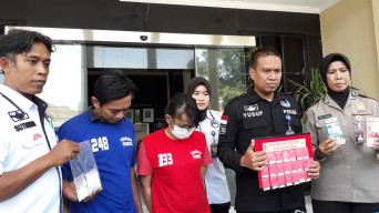 Pasutri Ini Kompak Jualan Sabu, Kini Harus Kompak Menghuni Hotel Prodeo Polrestabes Surabaya.